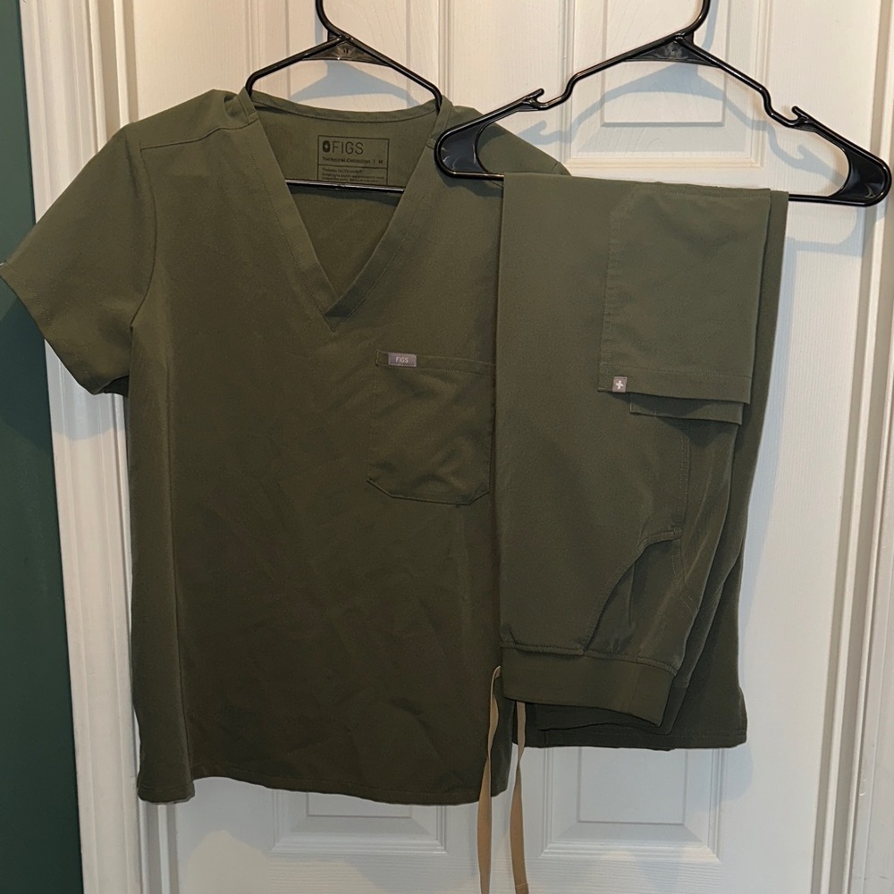 Figs Moss Scrub Set
Size Medium Top & Size Medium/Tall Straight Leg Bottoms